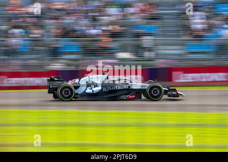Melbourne, Australien. 31. März 2023 Der Formel-1-Fahrer Yuki Tsunoda (Alpha Tauri #22) geht während der ersten kostenlosen Trainingseinheit durch die hintere gerade Schikane. Kredit: James Forrester/Alamy Live News Stockfoto