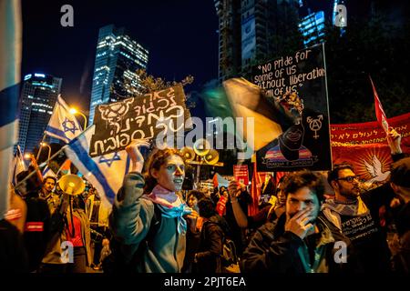 Tel Aviv, Israel. 1. April 2023. Demonstranten halten während der Demonstration Plakate, auf denen ihre Meinung zum Ausdruck gebracht wird. Israeliten gegen Netanjahus rechtsextreme Regierung und ihre umstrittene Rechtsreform. (Credit Image: © Matan Golan/SOPA Images via ZUMA Press Wire) NUR ZUR REDAKTIONELLEN VERWENDUNG! Nicht für den kommerziellen GEBRAUCH! Stockfoto