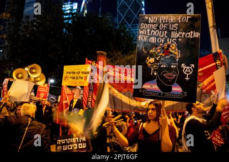 Tel Aviv, Israel. 1. April 2023. Ein Protestteilnehmer hält während der Demonstration ein Plakat, auf dem steht: "Kein Stolz für einige von uns ohne Befreiung für uns alle". Israeliten gegen Netanjahus rechtsextreme Regierung und ihre umstrittene Rechtsreform. (Credit Image: © Matan Golan/SOPA Images via ZUMA Press Wire) NUR ZUR REDAKTIONELLEN VERWENDUNG! Nicht für den kommerziellen GEBRAUCH! Stockfoto