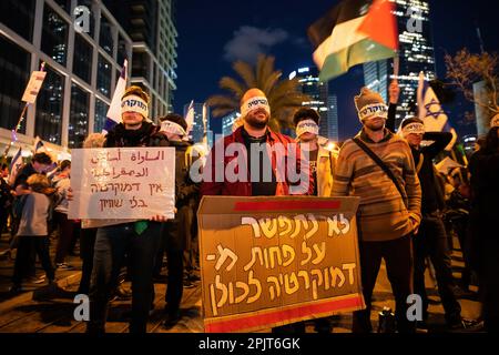 Tel Aviv, Israel. 1. April 2023. Demonstranten tragen während der Demonstration Augenbinde, auf der "Demokratie" steht. Israeliten gegen Netanjahus rechtsextreme Regierung und ihre umstrittene Rechtsreform. (Credit Image: © Matan Golan/SOPA Images via ZUMA Press Wire) NUR ZUR REDAKTIONELLEN VERWENDUNG! Nicht für den kommerziellen GEBRAUCH! Stockfoto