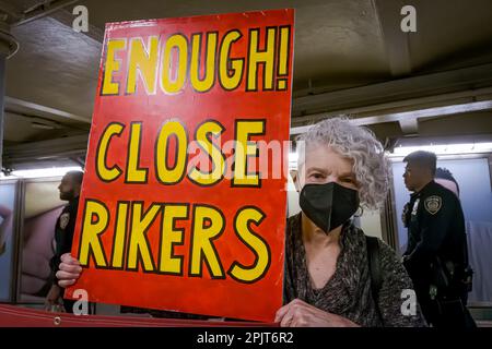 USA. 03. April 2023. Am 3. April haben sich 2023 Mitglieder der Aktivistengruppe auf der wöchentlichen Close Rikers Vigil-Veranstaltung in der Shuttle-Halle in der U-Bahn-Station Times Square versammelt. (Foto: Erik McGregor/Sipa USA) Guthaben: SIPA USA/Alamy Live News Stockfoto