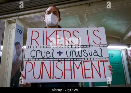 USA. 03. April 2023. Am 3. April haben sich 2023 Mitglieder der Aktivistengruppe auf der wöchentlichen Close Rikers Vigil-Veranstaltung in der Shuttle-Halle in der U-Bahn-Station Times Square versammelt. (Foto: Erik McGregor/Sipa USA) Guthaben: SIPA USA/Alamy Live News Stockfoto