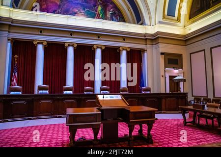 Minnesota, MN, USA - 8. Juni 2022: Die große Versammlungshalle der Senatskammer im Minnesota State Capitol Stockfoto