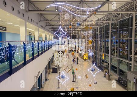 PRAG, TSCHECHIEN, 14 2022. DEZEMBER, Weihnachtsdekorationen am internationalen Flughafen Stockfoto