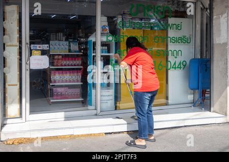 SAMUT PRAKAN, THAILAND, JANUAR 21 2023, Morgenreinigung vor dem Eingang zur Apotheke Stockfoto