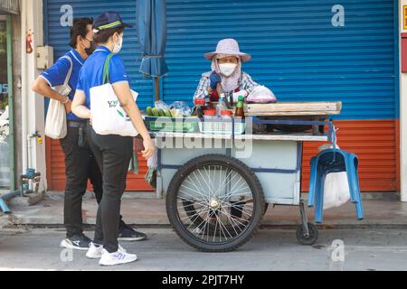 SAMUT PRAKAN, THAILAND, 21 2023. JANUAR, Ein Straßenverkäufer bereitet Papayasalat für Kunden zu Stockfoto