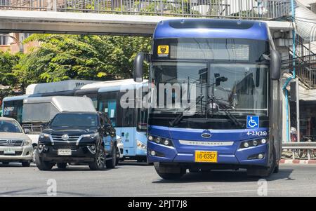 SAMUT PRAKAN, THAILAND, JANUAR 21 2023, Autos und Busse biegen an der Kehrtwende in die entgegengesetzte Richtung ab Stockfoto