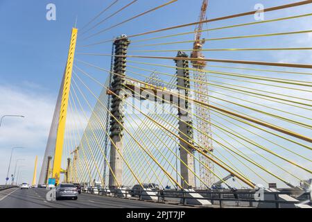 SAMUT PRAKAN, THAILAND, JANUAR 21 2023, Bau einer neuen Brücke parallel zur Brücke von Rama IX Stockfoto