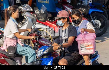 SAMUT PRAKAN, THAILAND, FEBRUAR 02 2023, das Paar fährt auf der Straße mit dem Motorrad. Stockfoto