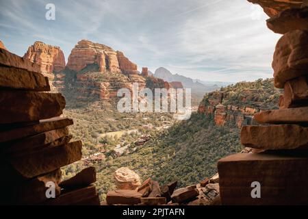Blick auf den Boynton Canyon und das Enchantment Resort durch die Klippen oben. Stockfoto
