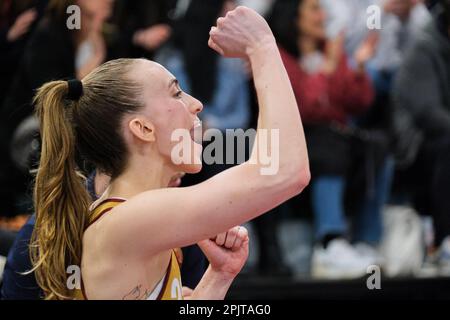 Campobasso, Italien. 31. März 2023. Mariella Santucci von Umana Reyer Venezia feiert im Halbfinale der letzten acht der Frauen des italienischen Pokals 2023 zwischen Virtus Segafredo Bologna und Umana Reyer Venezia in der La Molisana Arena. Umana Reyer Venezia Team schlug Virtus Segafredo Bologna Team mit einem Ergebnis von 63:78. (Foto: Elena Vizzoca/SOPA Images/Sipa USA) Guthaben: SIPA USA/Alamy Live News Stockfoto