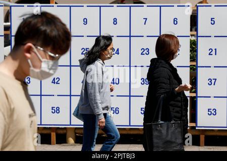 Fußgänger gehen an einem Wahlplakat vorbei, das für die bevorstehenden landesweiten Kommunalwahlen am 4. April 2023 in Tokio, Japan, errichtet wurde. Am 23. April finden Kommunalwahlen zur Auswahl von Bürgermeistern und Versammlungsmitgliedern in Tokios Bezirken und anderen Präfekturen statt. Kredit: Rodrigo Reyes Marin/AFLO/Alamy Live News Stockfoto