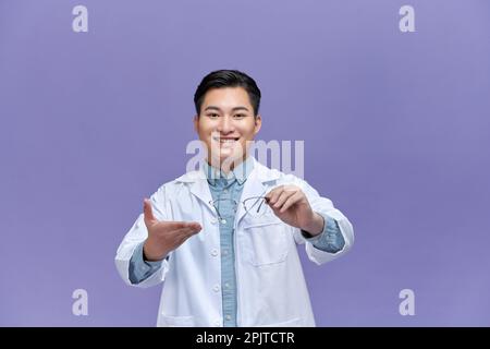 Lächelnder Augenarzt mit Hand in Taschenbrille Stockfoto