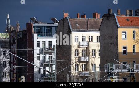 Berlin, Deutschland. 03. April 2023. Nahe beieinander befinden sich Wohngebäude im Berliner Stadtteil Prenzlauer Berg. Kredit: Monika Skolimowska/dpa/Alamy Live News Stockfoto