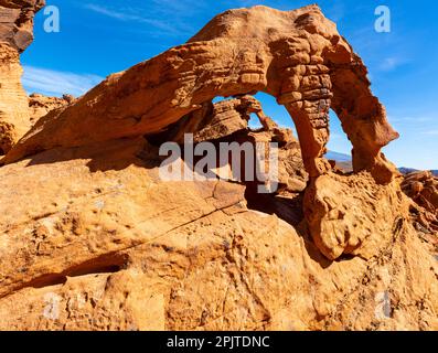 Triple Arch mit Blick auf die Mojave-Wüste, Valley of Fire State Park, Nevada, USA Stockfoto