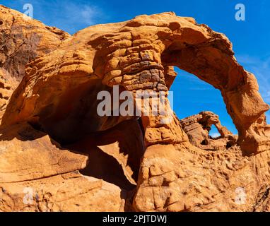 Triple Arch mit Blick auf die Mojave-Wüste, Valley of Fire State Park, Nevada, USA Stockfoto