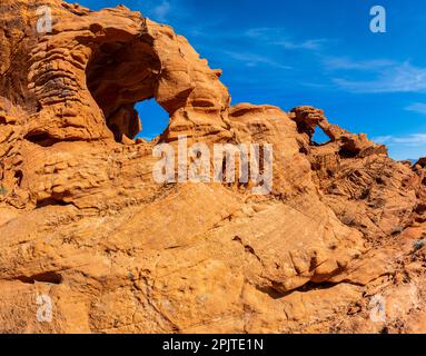 Triple Arch mit Blick auf die Mojave-Wüste, Valley of Fire State Park, Nevada, USA Stockfoto