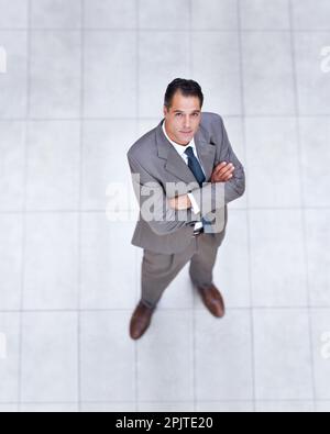 Mein Erfolg ist unvermeidlich. Hochwinkelporträt eines selbstbewussten Geschäftsmannes. Stockfoto
