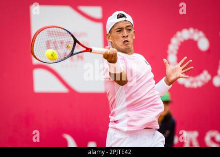 Estoril, Portugal. 03. April 2023. Sebastian Baez aus Argentinien spielt gegen Radu Albot aus Moldawien während des Mannes-Singles-Spiels am dritten Tag des Millennium Estoril Open 2023 - ATP 250-Tennisturnier. Sebastian Baez gewann 7:5, 7:6. Kredit: SOPA Images Limited/Alamy Live News Stockfoto