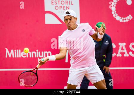 Estoril, Portugal. 03. April 2023. Sebastian Baez aus Argentinien spielt gegen Radu Albot aus Moldawien während des Mannes-Singles-Spiels am dritten Tag des Millennium Estoril Open 2023 - ATP 250-Tennisturnier. Sebastian Baez gewann 7:5, 7:6. Kredit: SOPA Images Limited/Alamy Live News Stockfoto