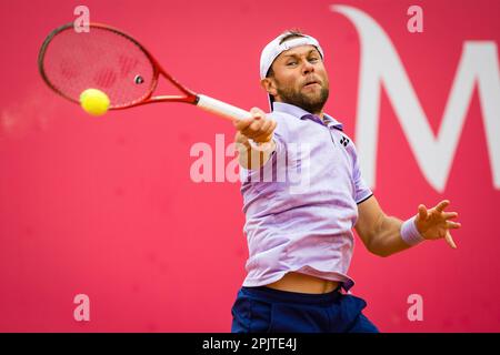 Estoril, Portugal. 03. April 2023. Radu Albot aus Moldawien spielt gegen Sebastian Baez aus Argentinien während des Singles-Spiels für Männer am dritten Tag des Millennium Estoril Open 2023 - ATP 250-Tennisturnier. Sebastian Baez gewann 7:5, 7:6. Kredit: SOPA Images Limited/Alamy Live News Stockfoto