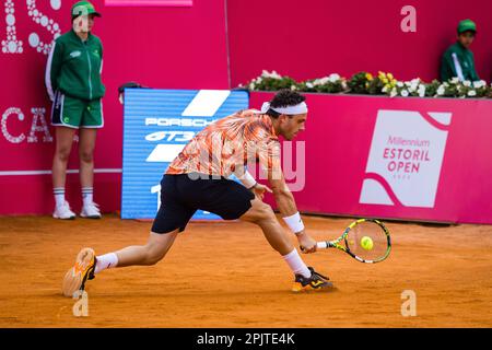 Estoril, Portugal. 03. April 2023. Marco Cecchinato aus Italien spielt gegen Diego Schwartzman aus Argentinien während des Mannes-Singles-Spiels am dritten Tag des Millennium Estoril Open 2023 - ATP 250-Tennisturniers. Marco Cecchinato gewann 6:3, 7:6. Kredit: SOPA Images Limited/Alamy Live News Stockfoto