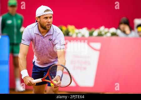 Estoril, Portugal. 03. April 2023. Radu Albot aus Moldawien spielt gegen Sebastian Baez aus Argentinien während des Singles-Spiels für Männer am dritten Tag des Millennium Estoril Open 2023 - ATP 250-Tennisturnier. Sebastian Baez gewann 7:5, 7:6. Kredit: SOPA Images Limited/Alamy Live News Stockfoto