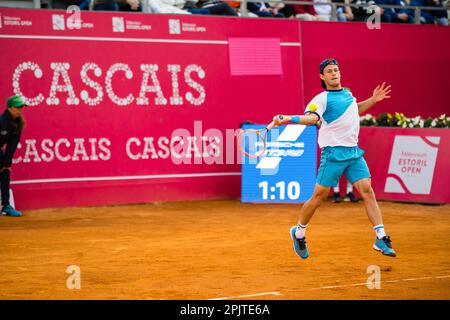 Estoril, Portugal. 03. April 2023. Diego Schwartzman aus Argentinien spielt gegen Marco Cecchinato aus Italien während des Mannes-Singles-Spiels am dritten Tag des Millennium Estoril Open 2023 - ATP 250-Tennisturniers. Marco Cecchinato gewann 6:3, 7:6. Kredit: SOPA Images Limited/Alamy Live News Stockfoto