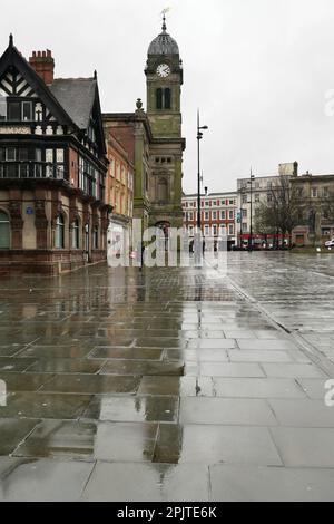 Das Guildhall im Zentrum von Derby direkt nach dem Regen, das seine Reflexion auf dem nassen Straßenbelag des Marktplatzes zeigt. Stockfoto