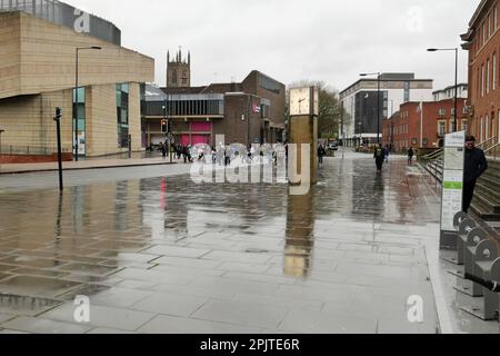 Die Uhr vor dem stadthaus im Zentrum von Derby direkt nach dem Regen zeigt ihre Reflexion auf dem nassen Bürgersteig. Stockfoto