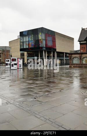 Das Quad im Zentrum von Derby direkt nach dem Regen, das seine Reflexion auf dem nassen Bürgersteig gegenüber zeigt. Stockfoto