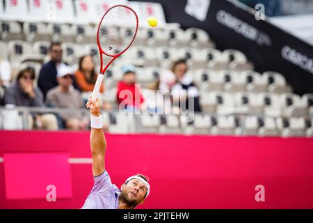 Estoril, Portugal. 03. April 2023. Radu Albot aus Moldawien spielt gegen Sebastian Baez aus Argentinien während des Singles-Spiels für Männer am dritten Tag des Millennium Estoril Open 2023 - ATP 250-Tennisturnier. Sebastian Baez gewann 7:5, 7:6. (Foto: Henrique Casinhas/SOPA Images/Sipa USA) Guthaben: SIPA USA/Alamy Live News Stockfoto