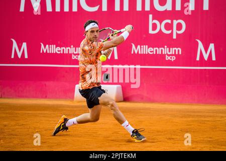 Estoril, Portugal. 03. April 2023. Marco Cecchinato aus Italien spielt gegen Diego Schwartzman aus Argentinien während des Mannes-Singles-Spiels am dritten Tag des Millennium Estoril Open 2023 - ATP 250-Tennisturniers. Marco Cecchinato gewann 6:3, 7:6. (Foto: Henrique Casinhas/SOPA Images/Sipa USA) Guthaben: SIPA USA/Alamy Live News Stockfoto