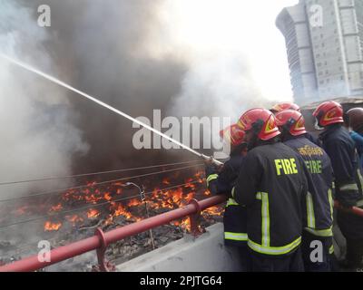 Dhaka, Bangladesch. 4. April 2023. Feuerwehrleute versuchen, einen Brand auf dem größten Textilmarkt in Dhaka zu löschen. Gegen 6 Uhr morgens brach auf dem Bangabazar-Markt, einem der ältesten Textilgroßhandelsmärkte der Hauptstadt, ein Feuer aus. (Kreditbild: © MD Mehedi Hasan/ZUMA Press Wire) NUR ZUR REDAKTIONELLEN VERWENDUNG! Nicht für den kommerziellen GEBRAUCH! Stockfoto