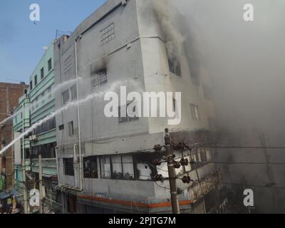 Dhaka, Bangladesch. 4. April 2023. Feuerwehrleute versuchen, einen Brand auf dem größten Textilmarkt in Dhaka zu löschen. Gegen 6 Uhr morgens brach auf dem Bangabazar-Markt, einem der ältesten Textilgroßhandelsmärkte der Hauptstadt, ein Feuer aus. (Kreditbild: © MD Mehedi Hasan/ZUMA Press Wire) NUR ZUR REDAKTIONELLEN VERWENDUNG! Nicht für den kommerziellen GEBRAUCH! Stockfoto