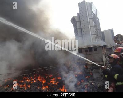 Dhaka, Bangladesch. 4. April 2023. Feuerwehrleute versuchen, einen Brand auf dem größten Textilmarkt in Dhaka zu löschen. Gegen 6 Uhr morgens brach auf dem Bangabazar-Markt, einem der ältesten Textilgroßhandelsmärkte der Hauptstadt, ein Feuer aus. (Kreditbild: © MD Mehedi Hasan/ZUMA Press Wire) NUR ZUR REDAKTIONELLEN VERWENDUNG! Nicht für den kommerziellen GEBRAUCH! Stockfoto