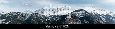 Wunderschönes Bergpanorama mit schneebedeckten Gipfeln. Blick von Polana Rusinowa in den Tatra-Bergen. Tatra-Nationalpark, Polen Stockfoto