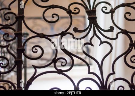 Altes Schmiedeeisengeländer auf einem Innenraum. Abstrakt. Schichten. Stockfoto