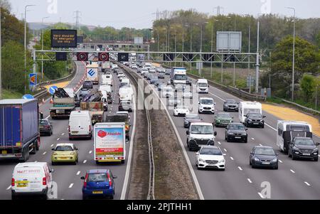 Das Foto des langsamen Verkehrs auf der M42 südlich von Birmingham vom 29. März 04/22 ist abrufbar, da die Fahrer gewarnt werden, dass sie mit schweren Schlangen auf den Straßen rechnen müssen. Für das Wochenende der Osterfeiertage werden bis zu 17 Millionen Autofahrten prognostiziert. Nach Angaben des RAC und des Transportanalyseunternehmens INRIX werden die Hauptverkehrsstraßen im Südwesten Englands und einige in den Heimatbezirken am Karfreitag wahrscheinlich am stärksten überlastet sein. Ausgabedatum: Dienstag, 4. April 2023. Stockfoto