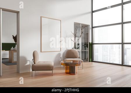 Inneneinrichtung des modernen Wohnzimmers mit weißen Wänden, Holzfußboden, zwei komfortablen beigen Sesseln, gläsernem Couchtisch und vertikalem Musterposter. Fenster Stockfoto