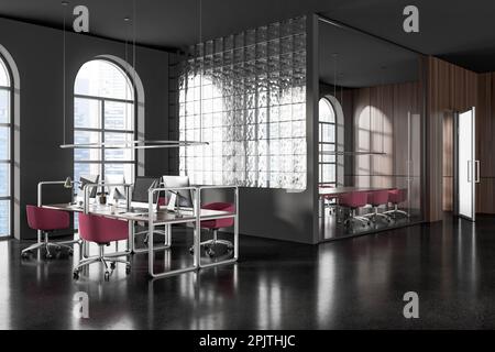 Graue Büroeinrichtung mit kooperierendem Konferenzraum hinter Glastüren, Seitenblick. Arbeitsplatzecke mit Schreibtisch und pc, Panoramafenster. 3 Stockfoto