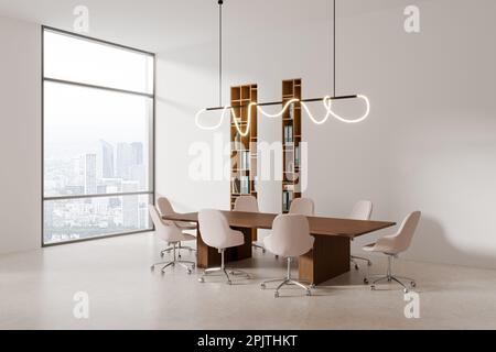 Gemütliche Büroeinrichtung mit Sesseln und Konferenzbrett, beigefarbener Betonboden mit seitlichem Blick. Regal mit Ordnern und Panoramafenster auf Wolkenkratzer Stockfoto