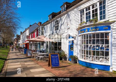 Elegante Geschäfte und Cafés auf der Tenterden High Street, Kent, Großbritannien Stockfoto