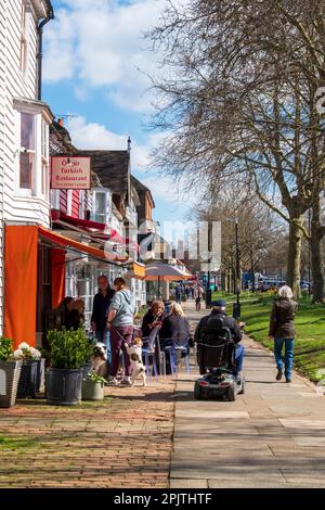 Cafés auf dem breiten Bürgersteig in der Tenterden High Street, Kent, Großbritannien Stockfoto