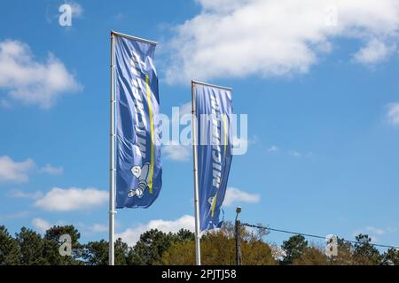 Bordeaux , Aquitaine France - 04 02 2023 : michelin-Logo und Schriftzeichen-Flagge in französischer Reifenwerkstatt Stockfoto