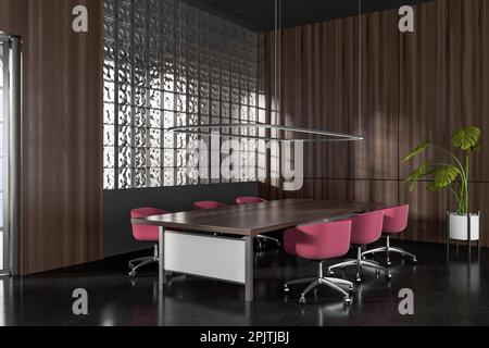 Dunkle Business-Zimmer mit pinkfarbenen Sesseln und Holzbrett, schwarzer Betonfußboden mit seitlichem Blick. Büroecke mit Glasblockfenster und Stockfoto