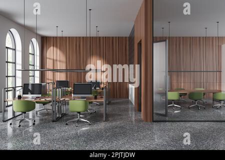 Büroeinrichtung aus Holz mit Kooperations- und Tagungsraum hinter Glastüren. Schreibtisch mit pc-Computer, bogenförmiges Panoramafenster auf den Tropen. 3D-Rendern Stockfoto