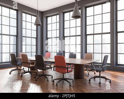 Moderne Einrichtung des Business-Zimmers mit Sesseln und Holztrefftisch, Holzfußboden mit seitlichem Blick. Büroecke mit Panoramafenster am Himmel Stockfoto