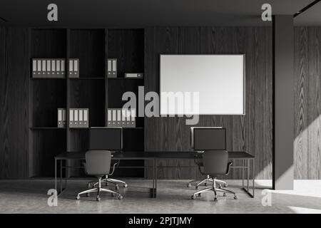 Dunkle Business-Einrichtung mit gemeinsamem Schreibtisch, Stühlen und pc-Computern in Reihe. Schwarzes Holzregal mit Dokumenten, Leinenposter an der Wand. 3D ren Stockfoto