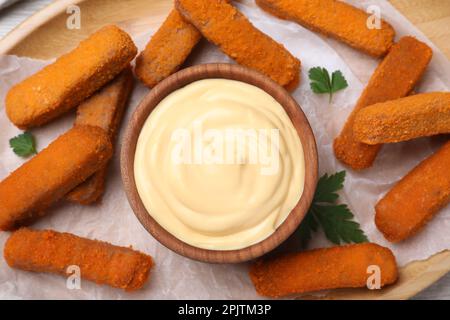 Köstliche Chicken Nuggets und Käsesauce mit Petersilie auf dem Teller, Draufsicht Stockfoto